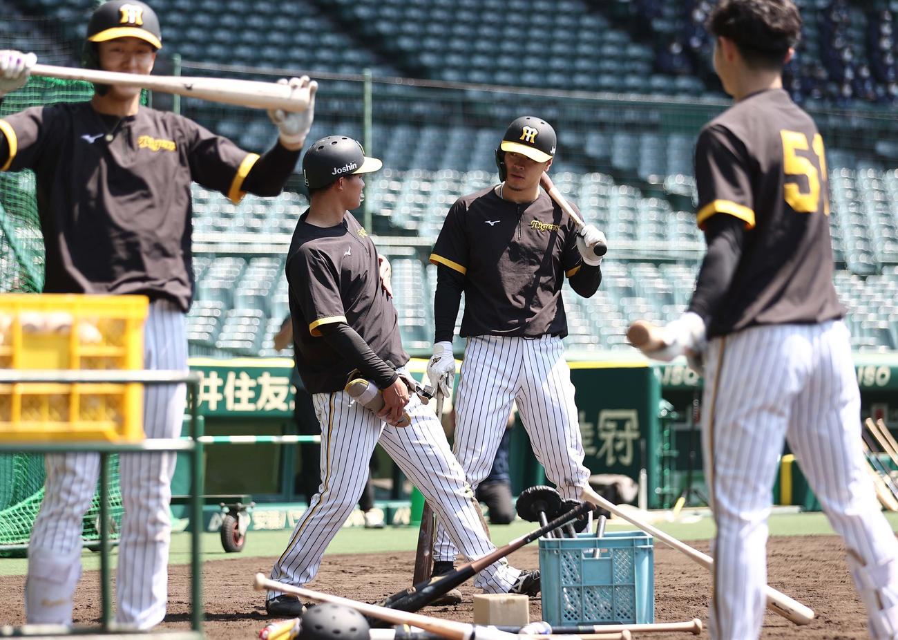 阪神対ヤクルト　佐藤輝（中央右）と話しをする森下（撮影・上田博志）