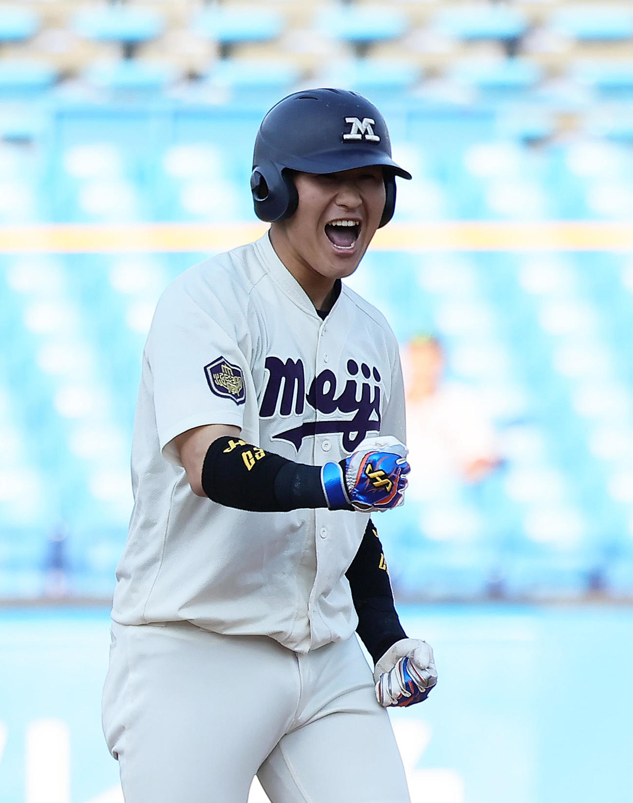 明大対東大　9回表明大2死二、三塁、菅原は中越え2点適時二塁打を放ちガッツポーズ（撮影・足立雅史）