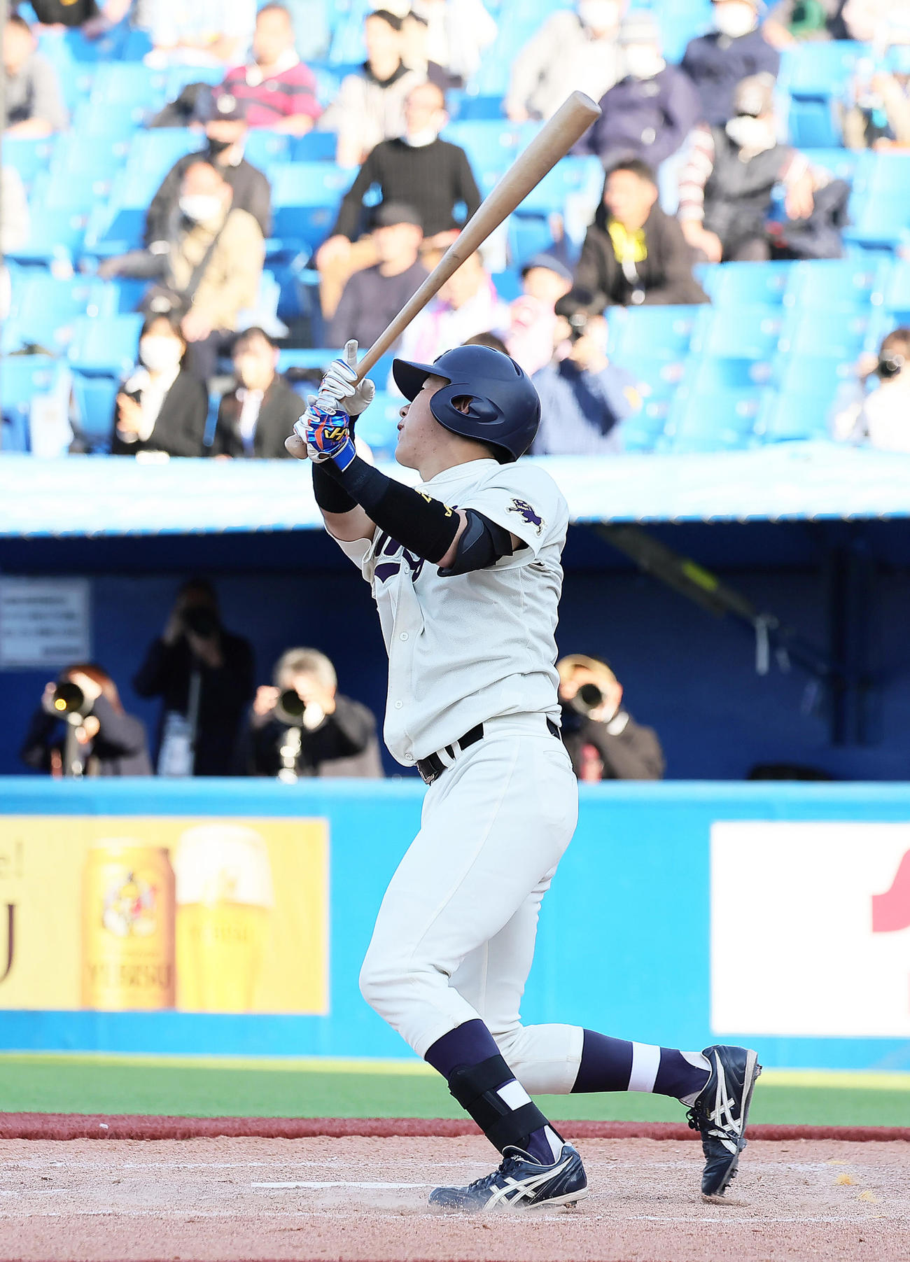 明大対東大　9回表明大2死二、三塁、菅原は中越え2点適時二塁打を放つ（撮影・足立雅史）