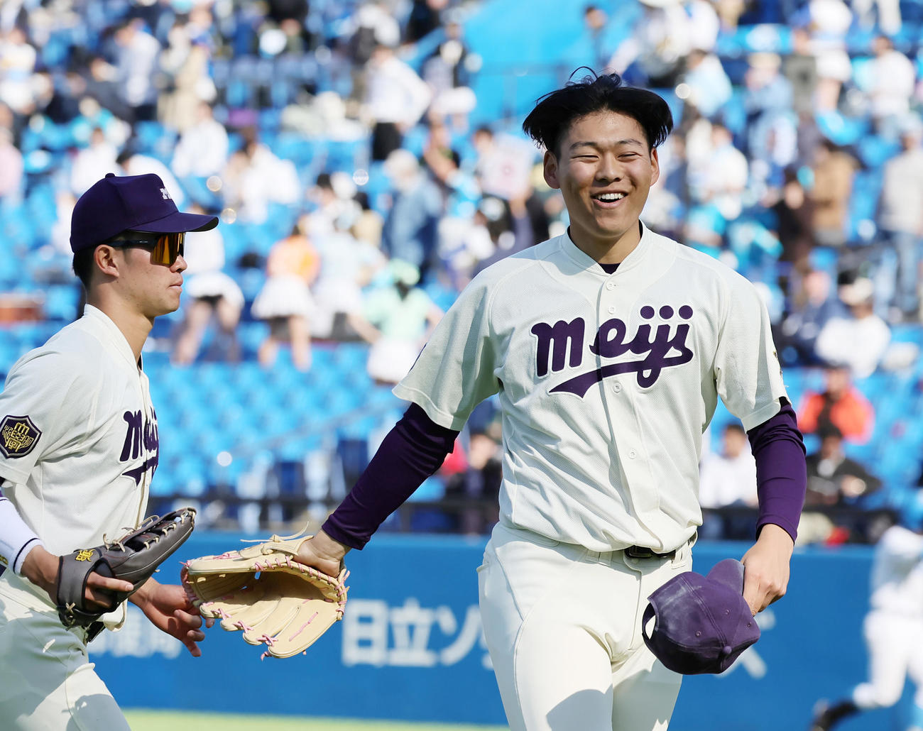 明大対東大　4回裏東大2死満塁、別府を投ゴロに仕留め笑顔を見せる渡部（撮影・足立雅史）