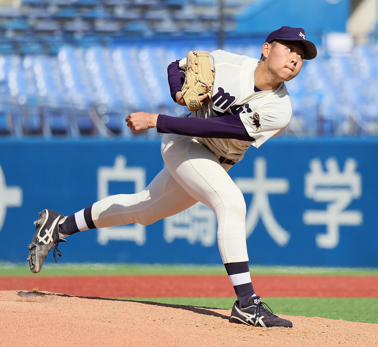 明大対東大　4回途中から登板した明大・渡部（撮影・足立雅史）