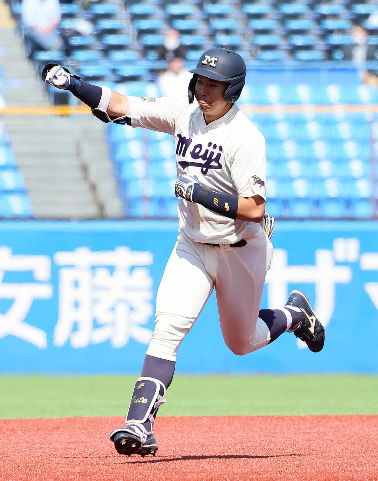 明大対東大　1回表明大1死二塁、上田は右越え2点本塁打を放ちガッツポーズ（撮影・足立雅史）