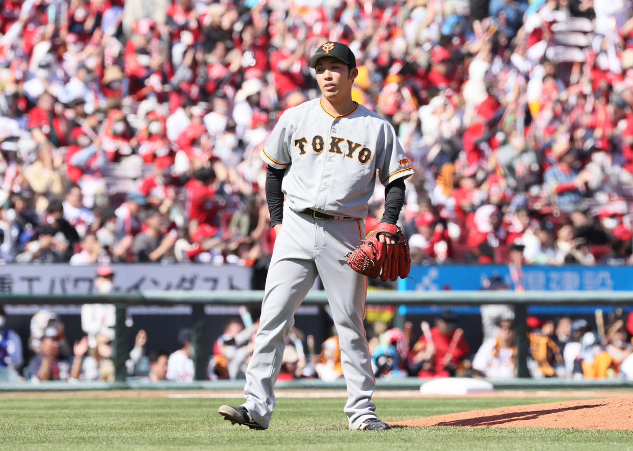 広島対巨人　4回裏広島無死、デビッドソンに右越え本塁打を浴びた赤星（撮影・加藤孝規）