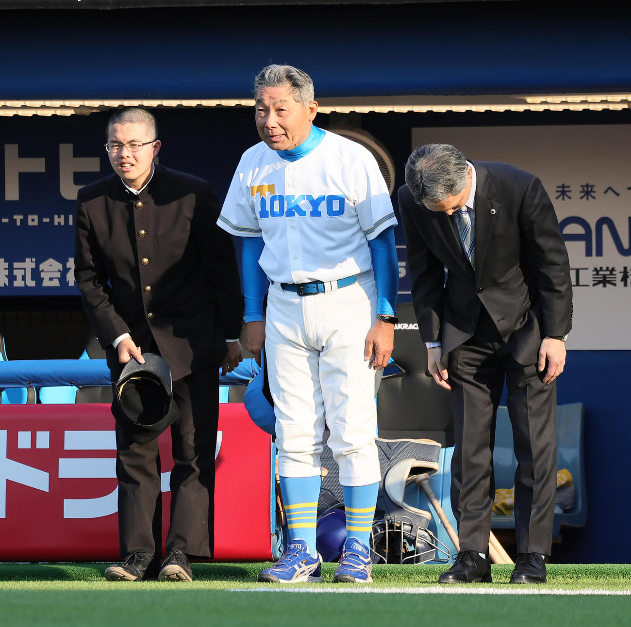 明大対東大　敗れあいさつする東大・大久保監督代行（中央）（撮影・足立雅史）