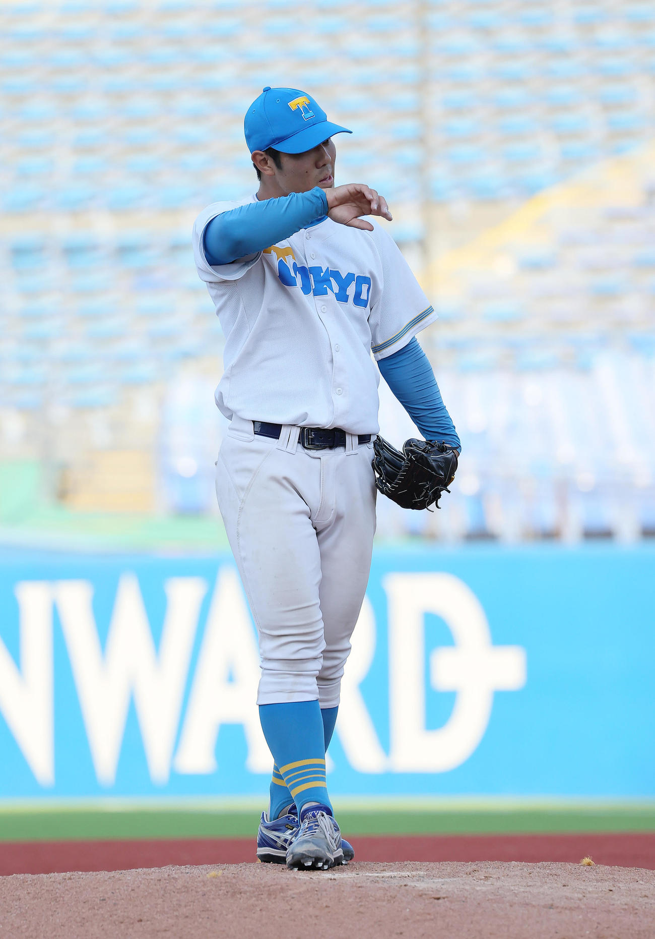 明大対東大　9回表明大2死二、三塁、菅原に中越え2点適時二塁打を許した鈴木太（撮影・足立雅史）