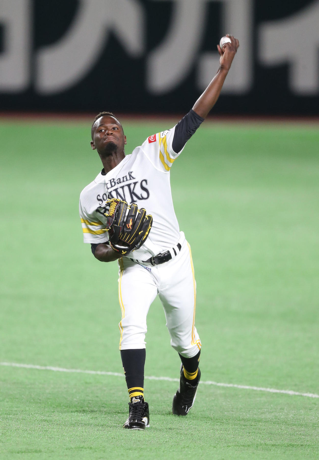 キャッチボールで調整するモイネロ（2023年4月3日撮影）