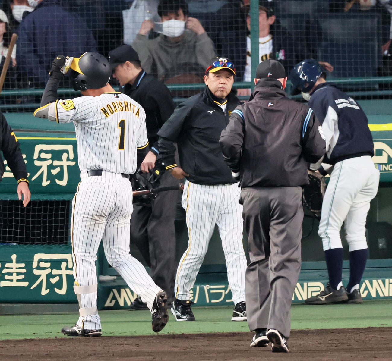 阪神対ヤクルト　12回裏阪神2死、森下（左）の三直でヤクルトと引き分けて試合終了となりグラウンドへ向かう岡田監督（撮影・加藤哉）