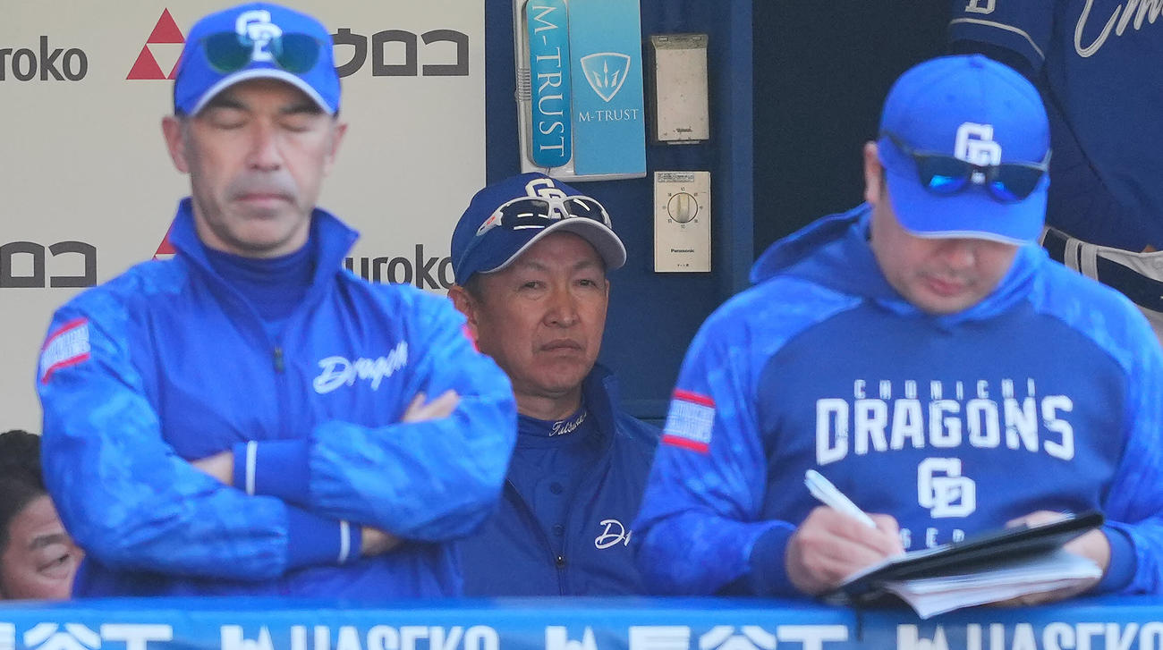 DeNA対中日　ベンチで厳しい表情の中日立浪監督（中央）（撮影・垰建太）