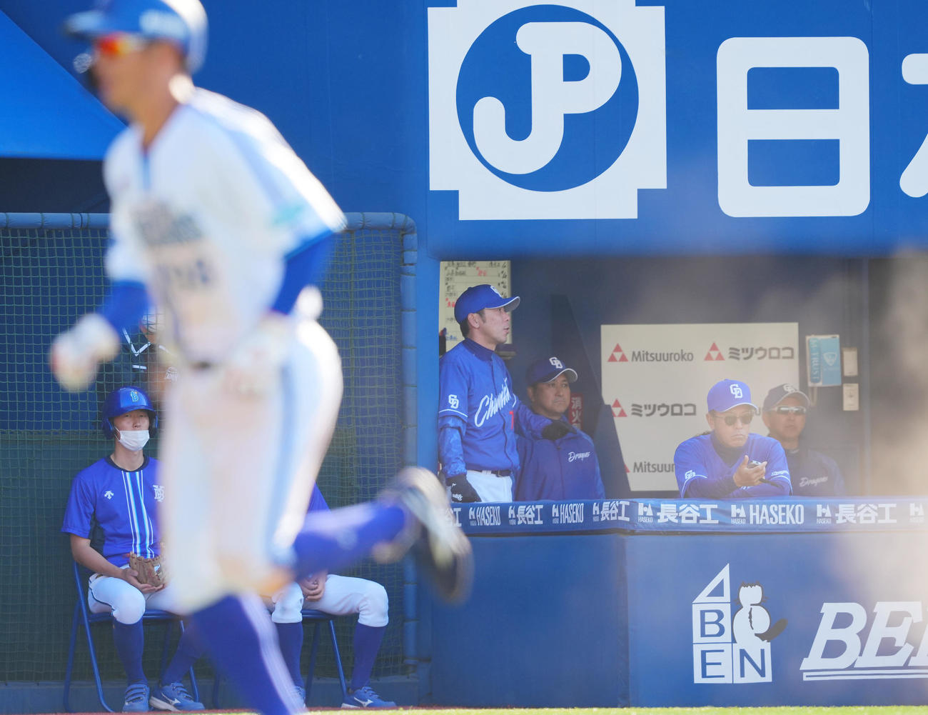 DeNA対中日　6回裏DeNA無死一、三塁、林の犠飛で京田（手前）が生還し渋い表情の立浪監督（右）ら中日ベンチ（撮影・垰建太）