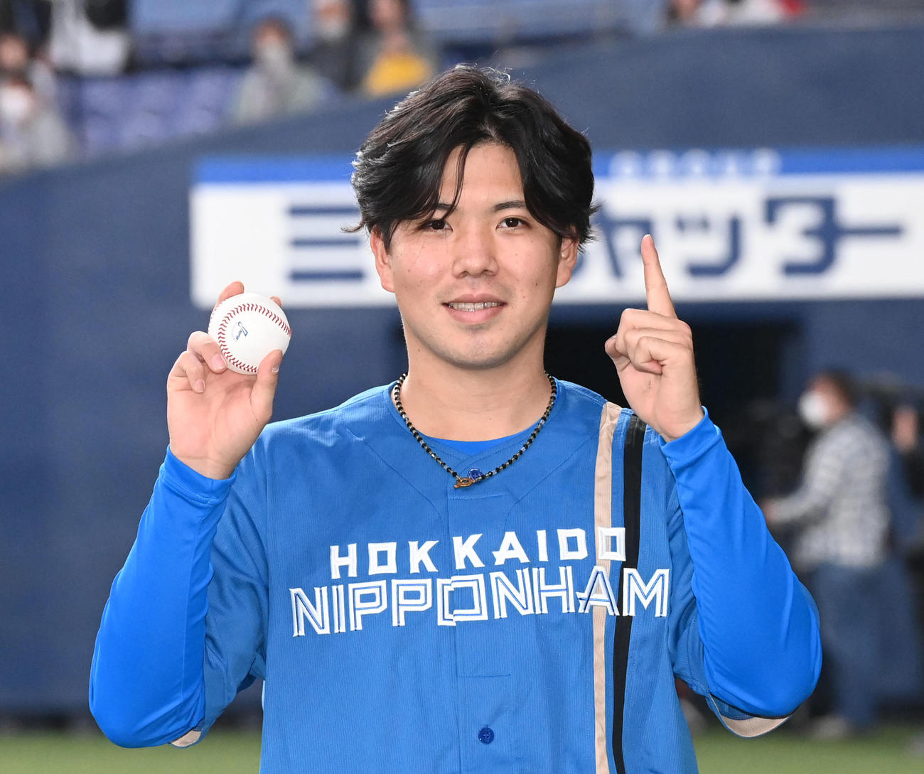 オリックス対日本ハム　プロ初勝利を挙げポーズを取る日本ハム金村（撮影・和賀正仁）