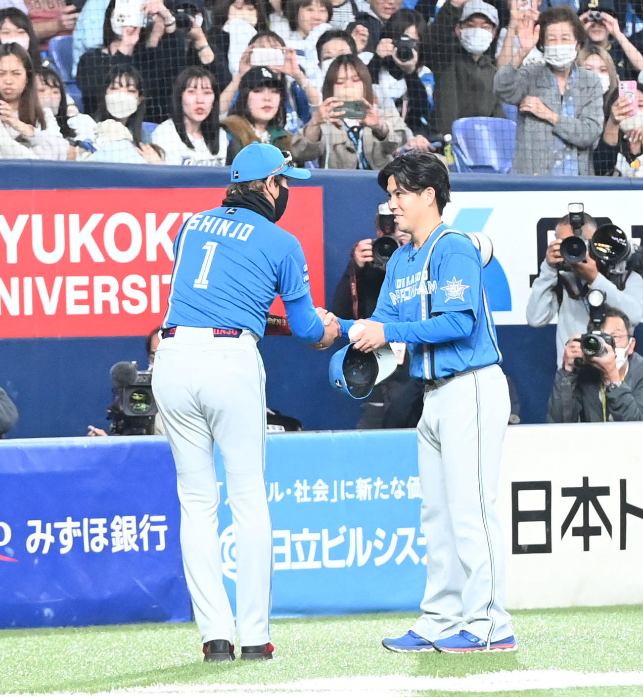 オリックス対日本ハム　プロ初勝利を挙げ新庄監督（左）から祝福される金村（撮影・和賀正仁）