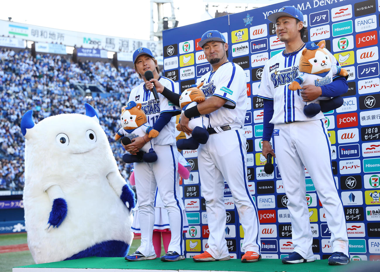 DeNA対中日　中日に連勝しヒーローインタビューを行うDeNA三嶋（左）、戸柱（中央）、石田（撮影・垰建太）