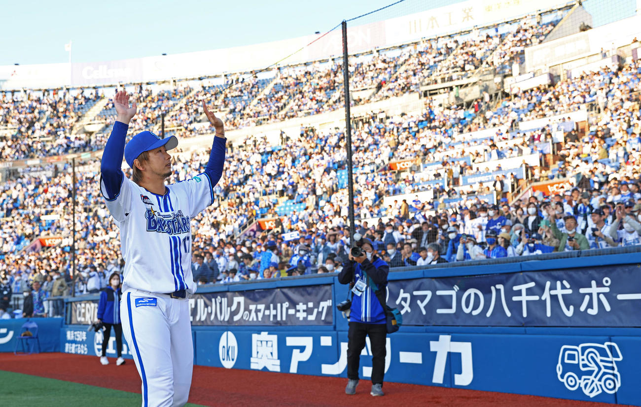 DeNA対中日　中日に連勝しファンの声援に応えるDeNA三嶋（撮影・垰建太）