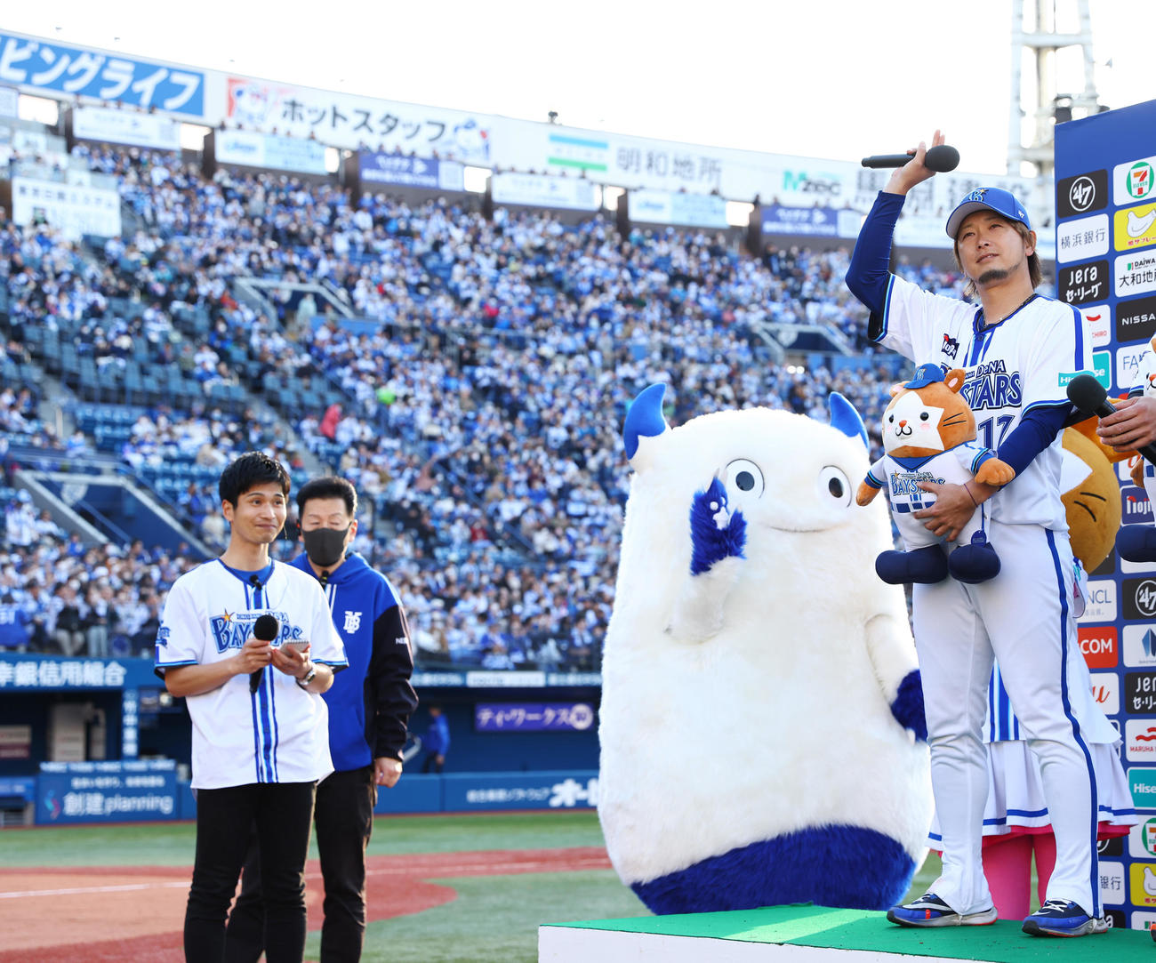 DeNA対中日　中日に連勝しお立ち台でファンの声援に応えるDeNA三嶋（撮影・垰建太）