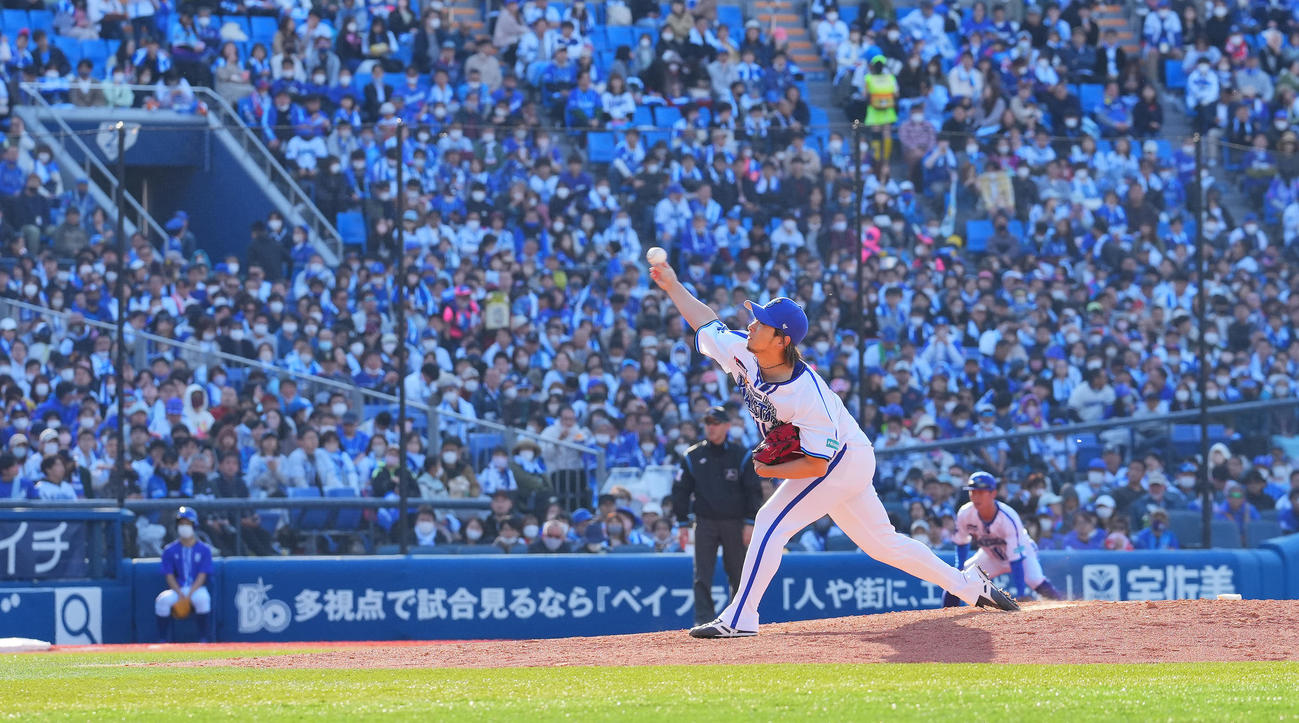 DeNA対中日　7回表、DeNA2番手で登板し力投する三嶋（撮影・垰建太）