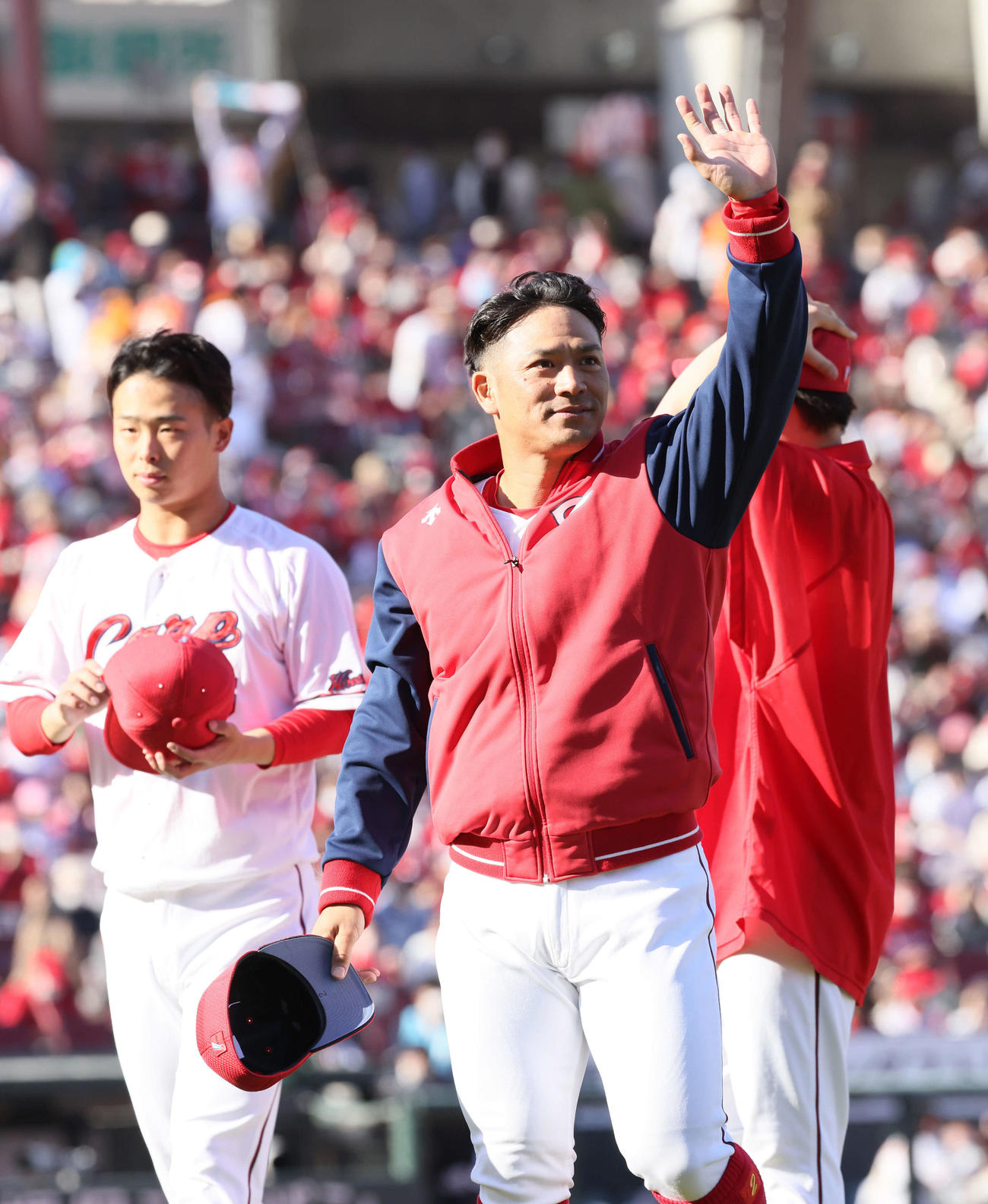 広島対巨人　ファンの声援に応える田中。左は先発の玉村（撮影・加藤孝規）