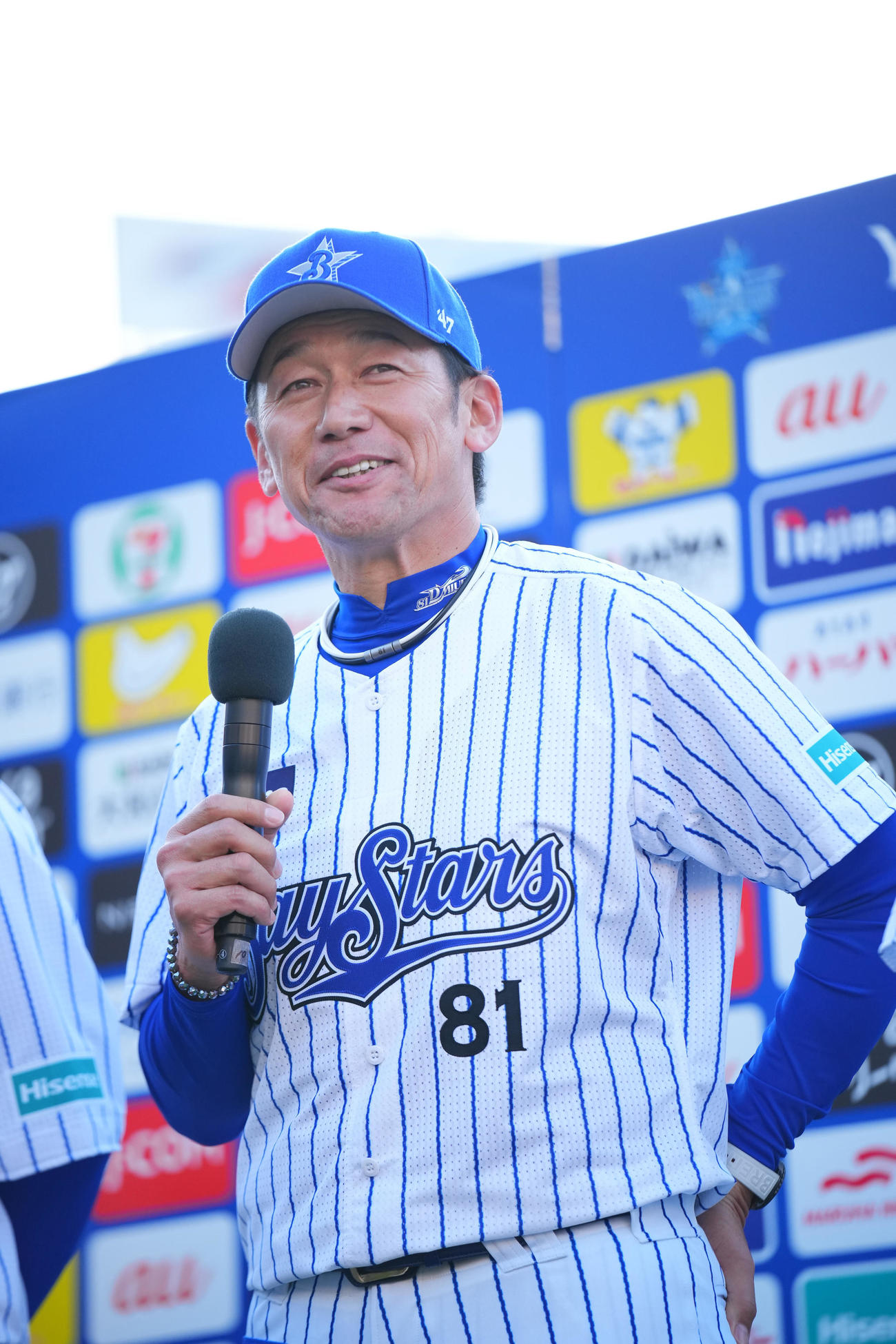 DeNA対中日　復刻ユニホームを着てお立ち台に上がるDeNA三浦監督（撮影・垰建太）