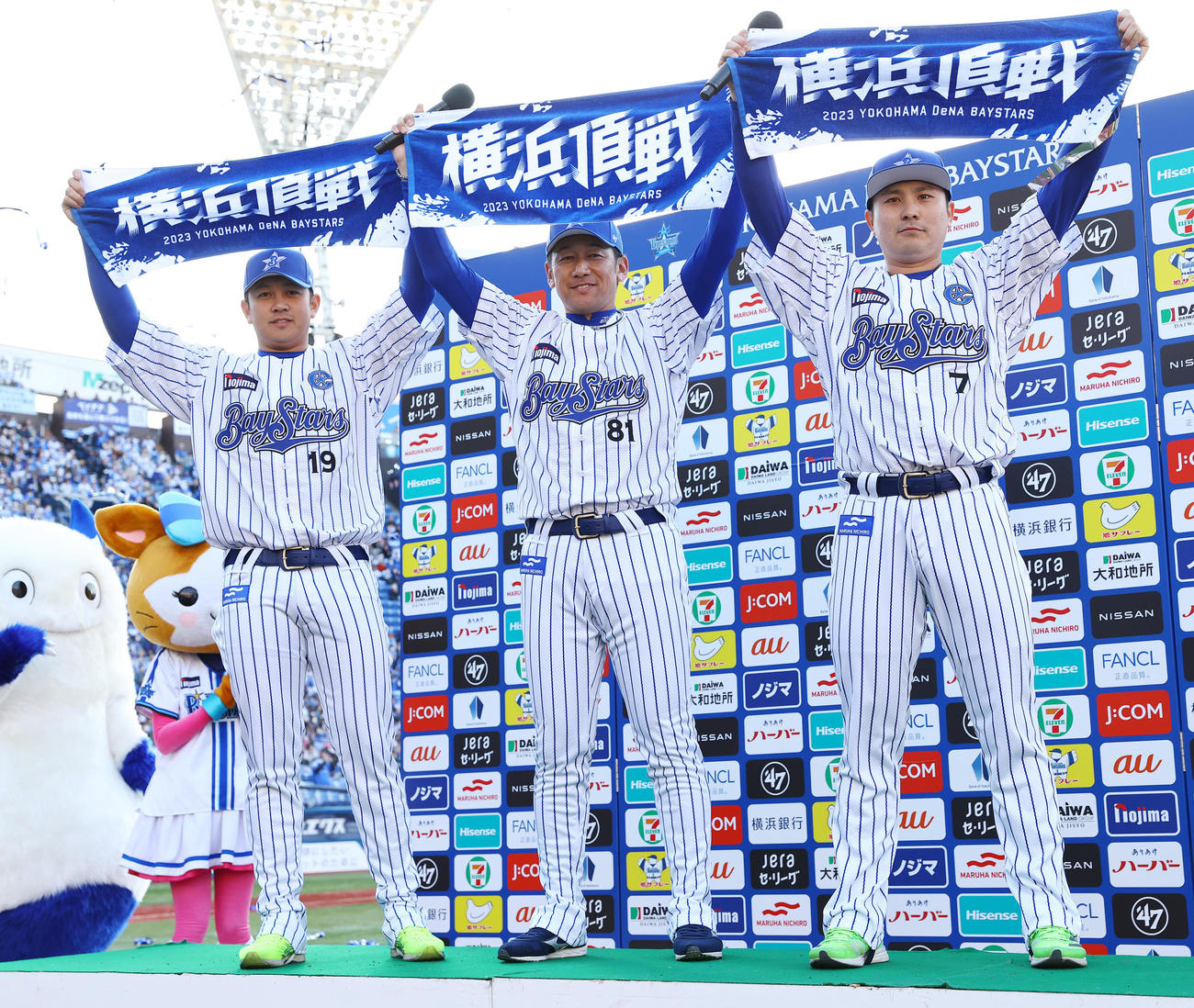 DeNA対中日　復刻ユニホームを着てお立ち台に上がるDeNA山崎（左）、三浦監督（中央）、佐野（撮影・垰建太）