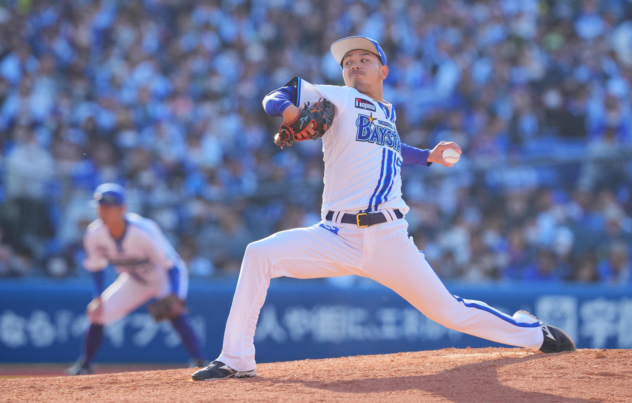 DeNA対中日　8回表、DeNA3番手で登板し力投する石川（撮影・垰建太）