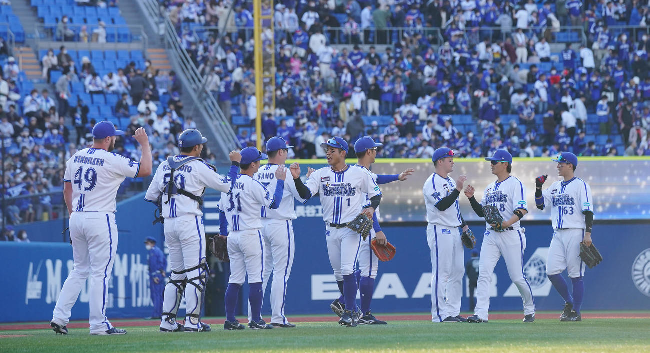 DeNA対中日　中日に連勝しタッチを交わすDeNAナイン（撮影・垰建太）