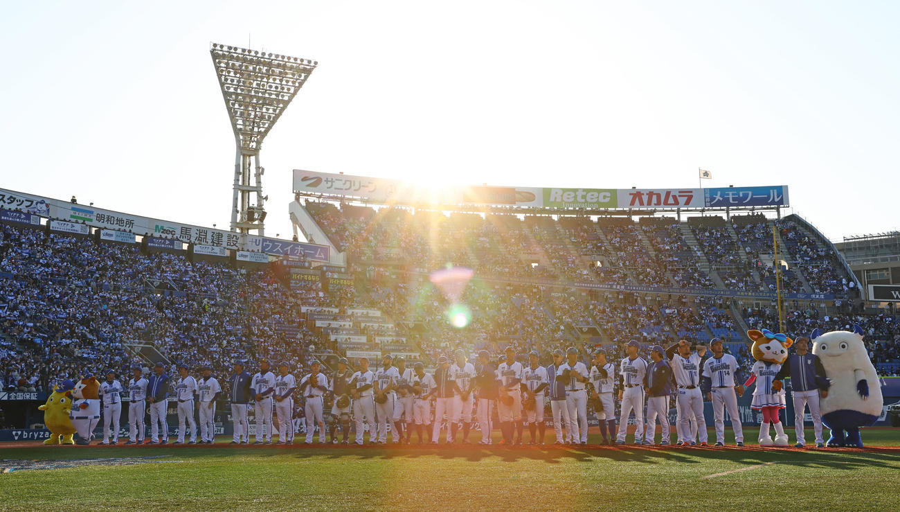 DeNA対中日　中日に連勝しファンにあいさつするDeNAナイン（撮影・垰建太）