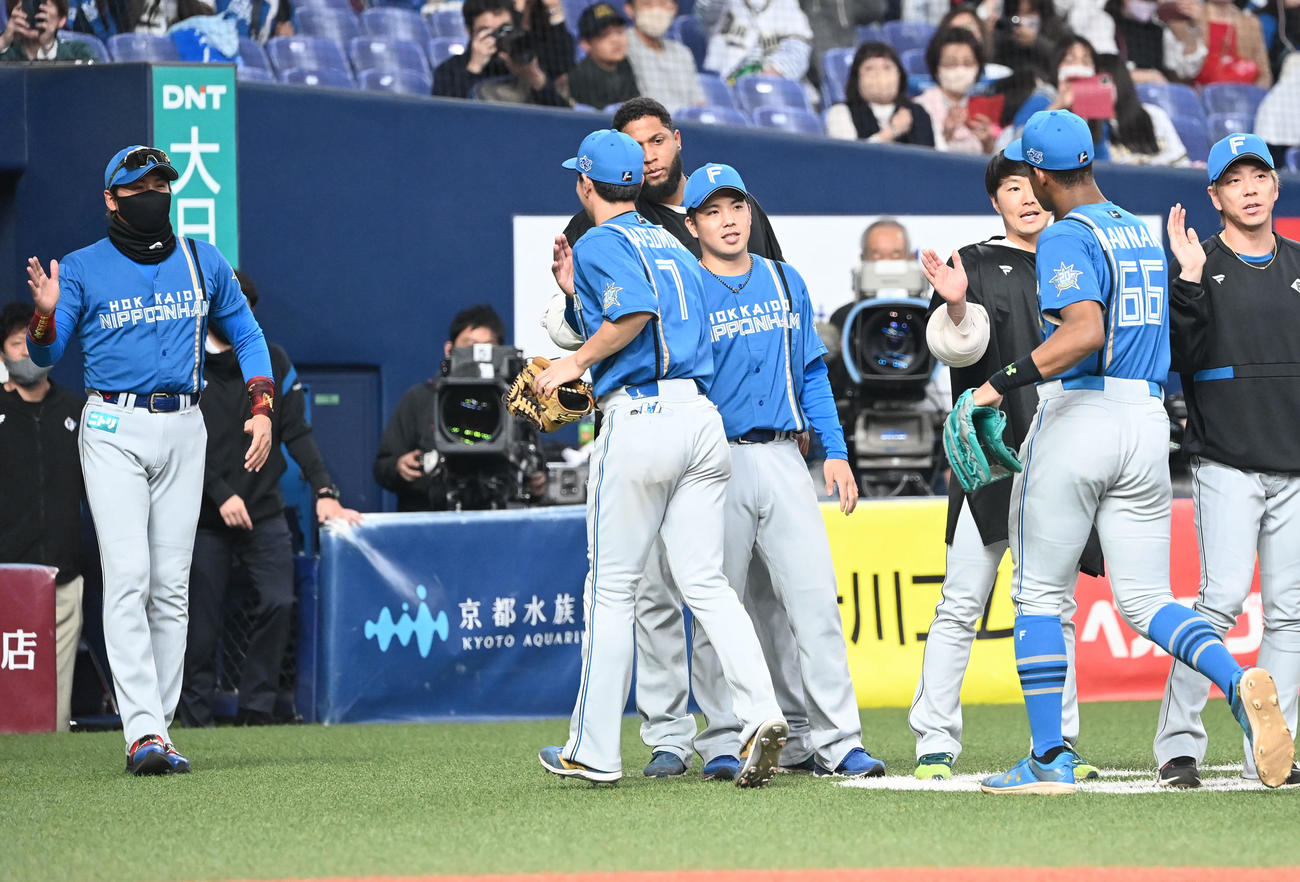 オリックス対日本ハム　オリックスに勝利し笑顔でナインを出迎える日本ハム新庄監督（左端）（撮影・和賀正仁）