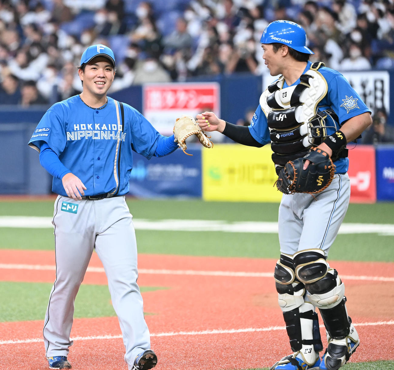 オリックス対日本ハム　初回のピンチを最少失点でしのぎ捕手伏見（右）と笑顔を見せる日本ハム金村（撮影・和賀正仁）