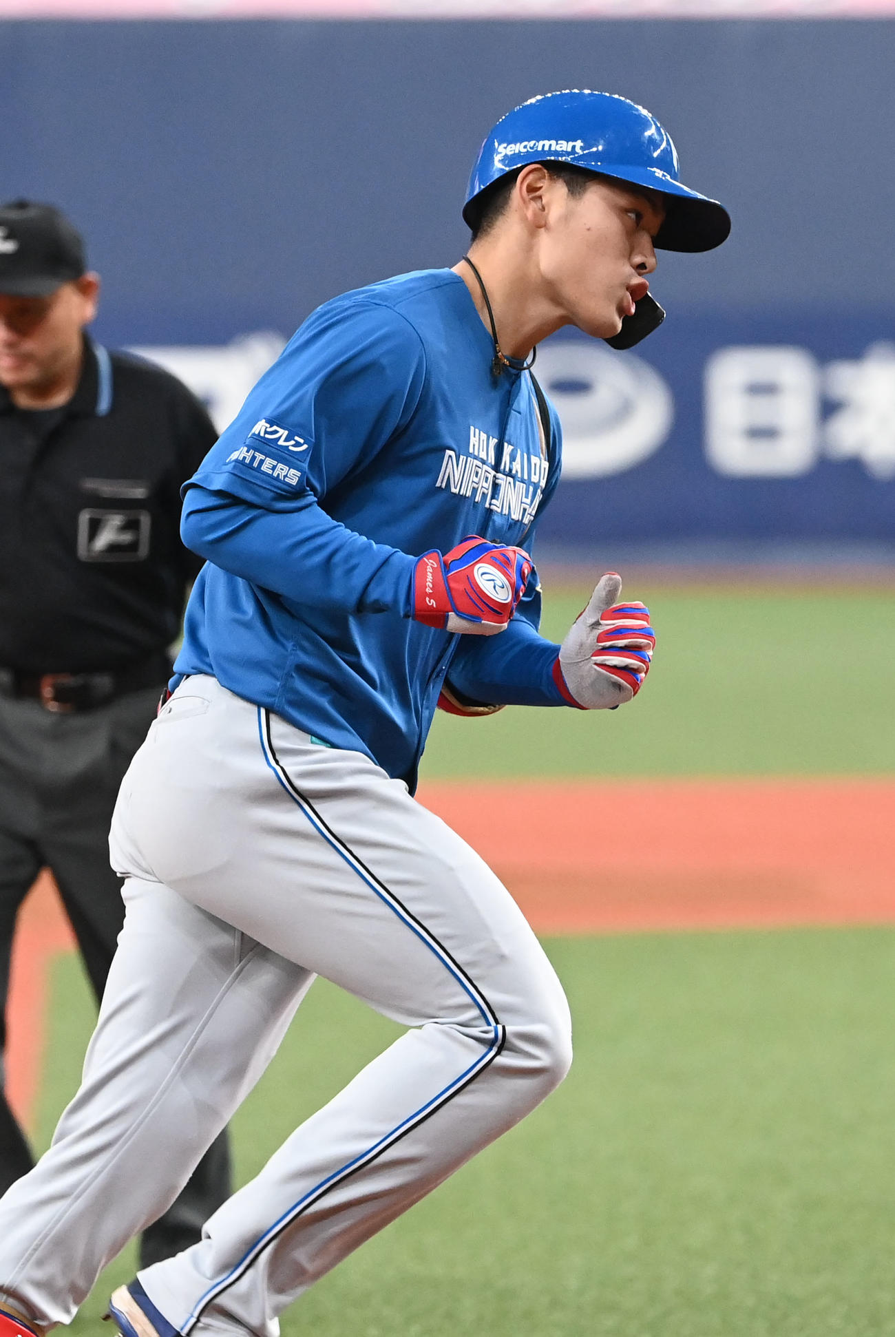 オリックス対日本ハム　1回表日本ハム無死、ソロ本塁打を放った野村はガッツポーズで三塁を回る（撮影・和賀正仁）