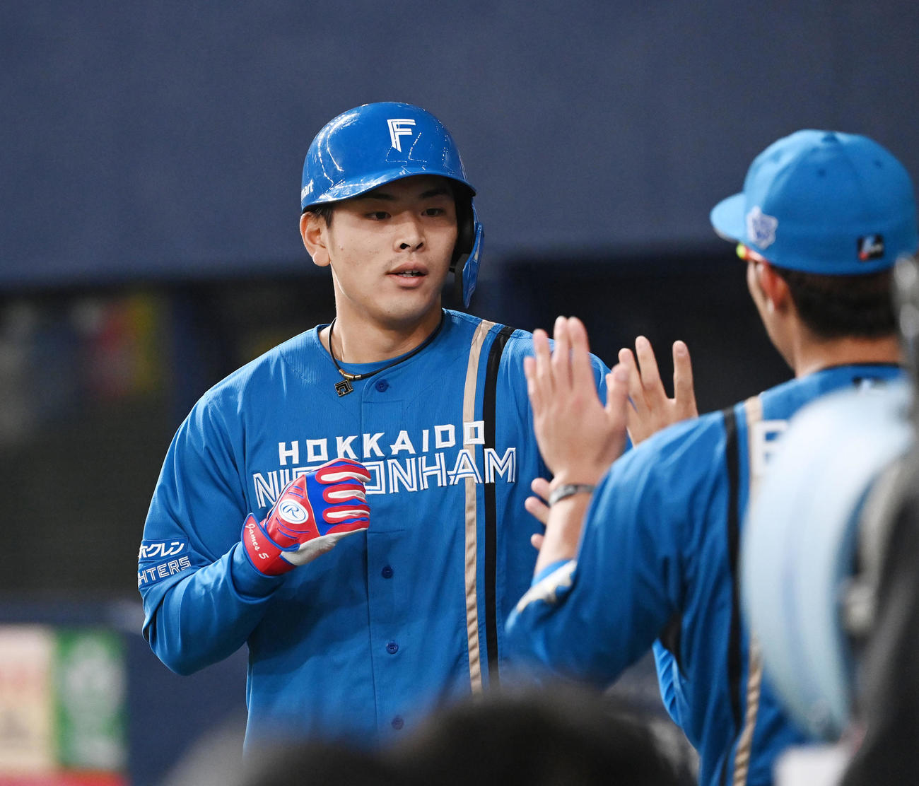 オリックス対日本ハム　1回表日本ハム無死、中越えにソロ本塁打を放った野村はナインとタッチ