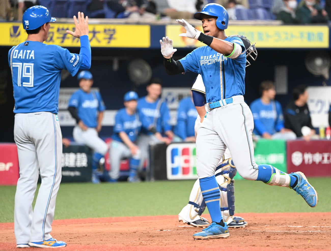 オリックス対日本ハム　3回表日本ハム無死、左越え本塁打を放ち生還する万波（撮影・和賀正仁）