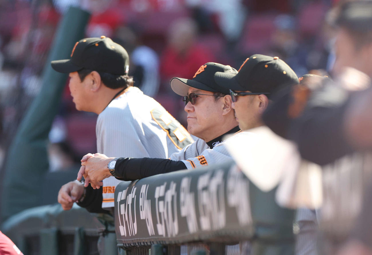広島対巨人　9回表、険しい表情で見つめる巨人原監督（撮影・宮地輝）