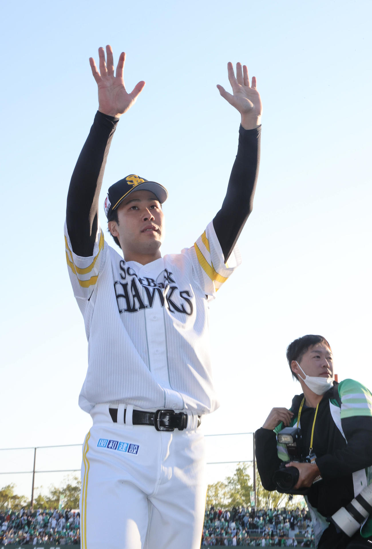 ソフトバンク対西武　勝利投手となった藤井はファンに手を振る（撮影・梅根麻紀）