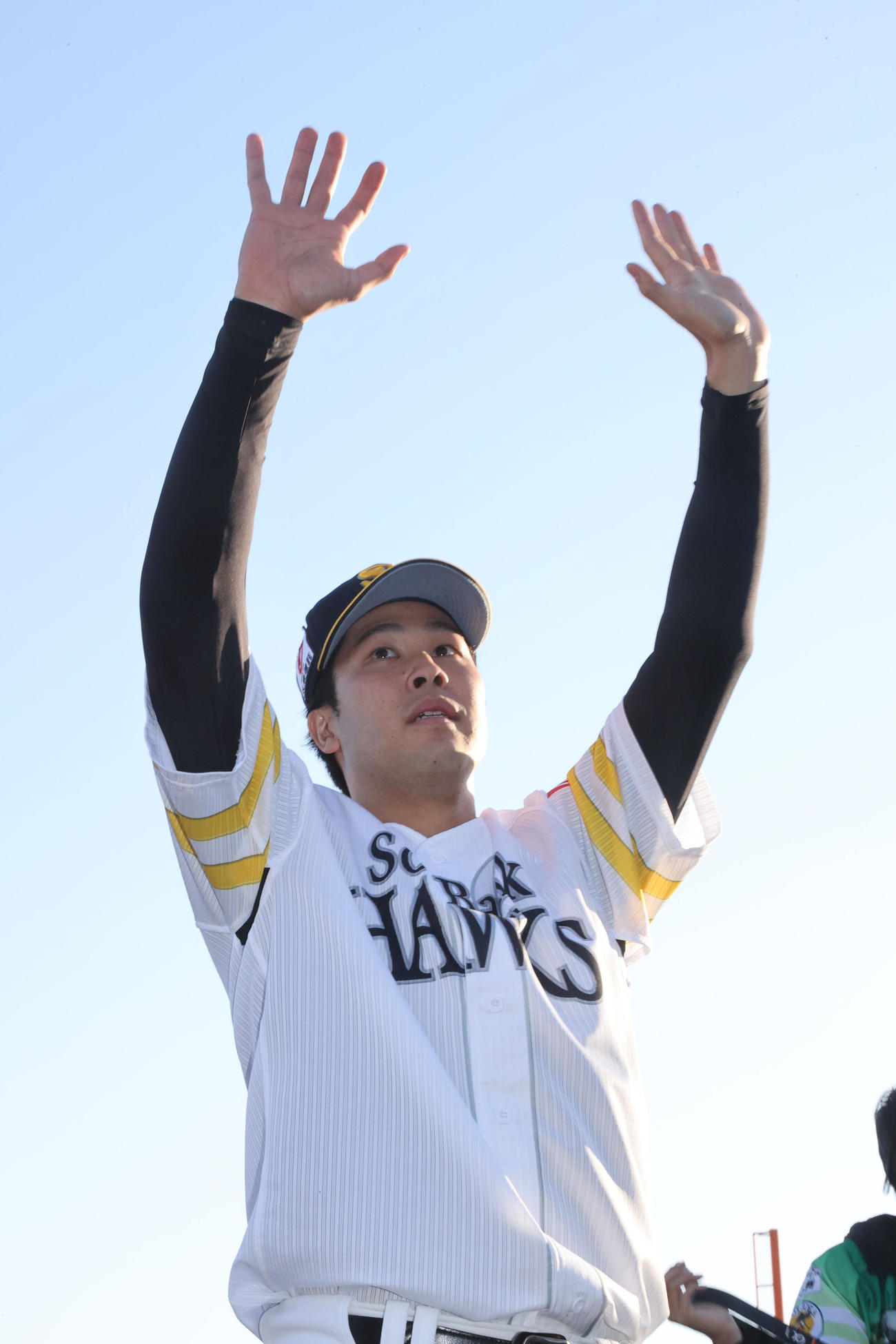 ソフトバンク対西武　勝利投手となった藤井はファンに手を振る（撮影・梅根麻紀）