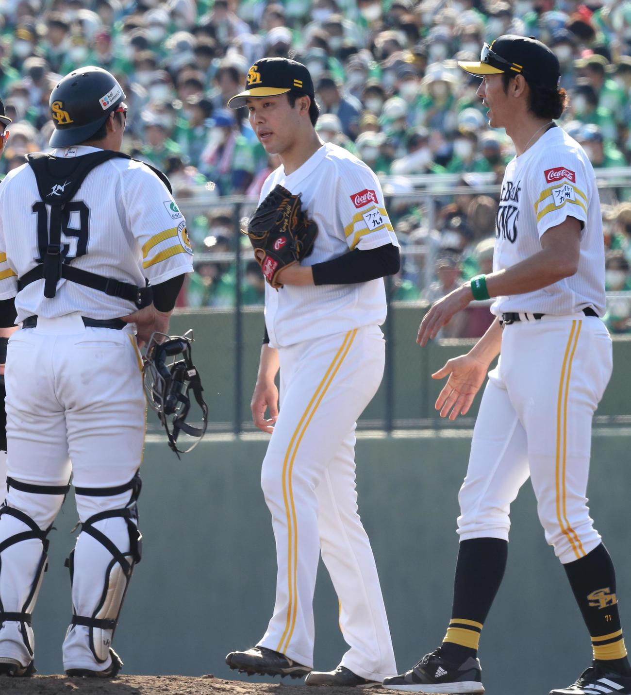 ソフトバンク対西武　6回表、マウンドで藤井皓哉に声をかける甲斐、右は斉藤和巳コーチ（撮影・冨田成美）