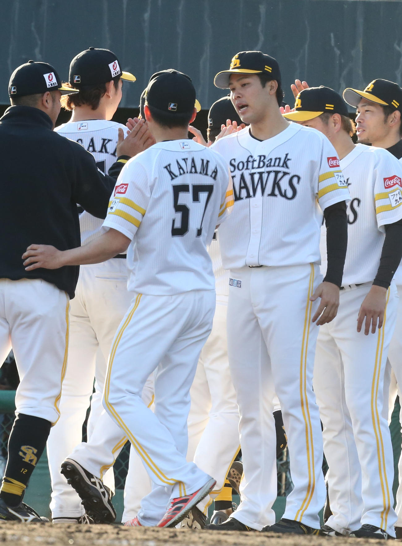 ソフトバンク対西武　西武に勝利しナインとハイタッチを交わす藤井（撮影・冨田成美）