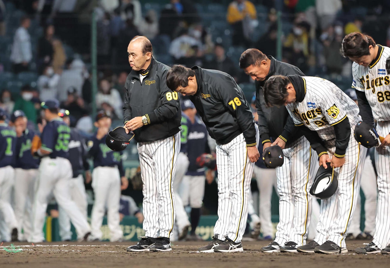 ヤクルトと引き分けた岡田監督（左）はファンにあいさつをする（撮影・上田博志）