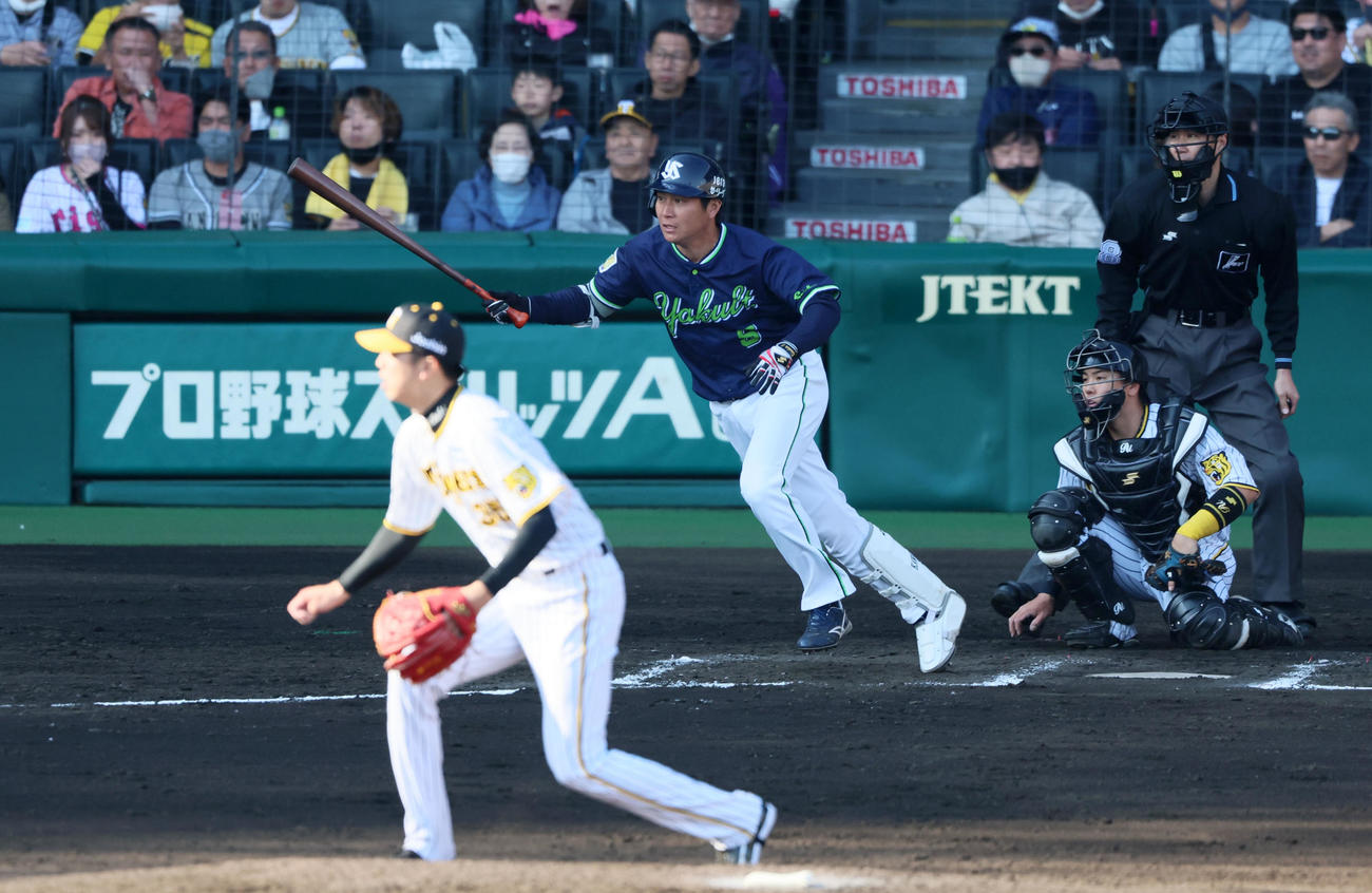 阪神対ヤクルト　7回表ヤクルト2死一、二塁、代打川端は右へ適時二塁打を放つ。投手は才木（撮影・加藤哉）