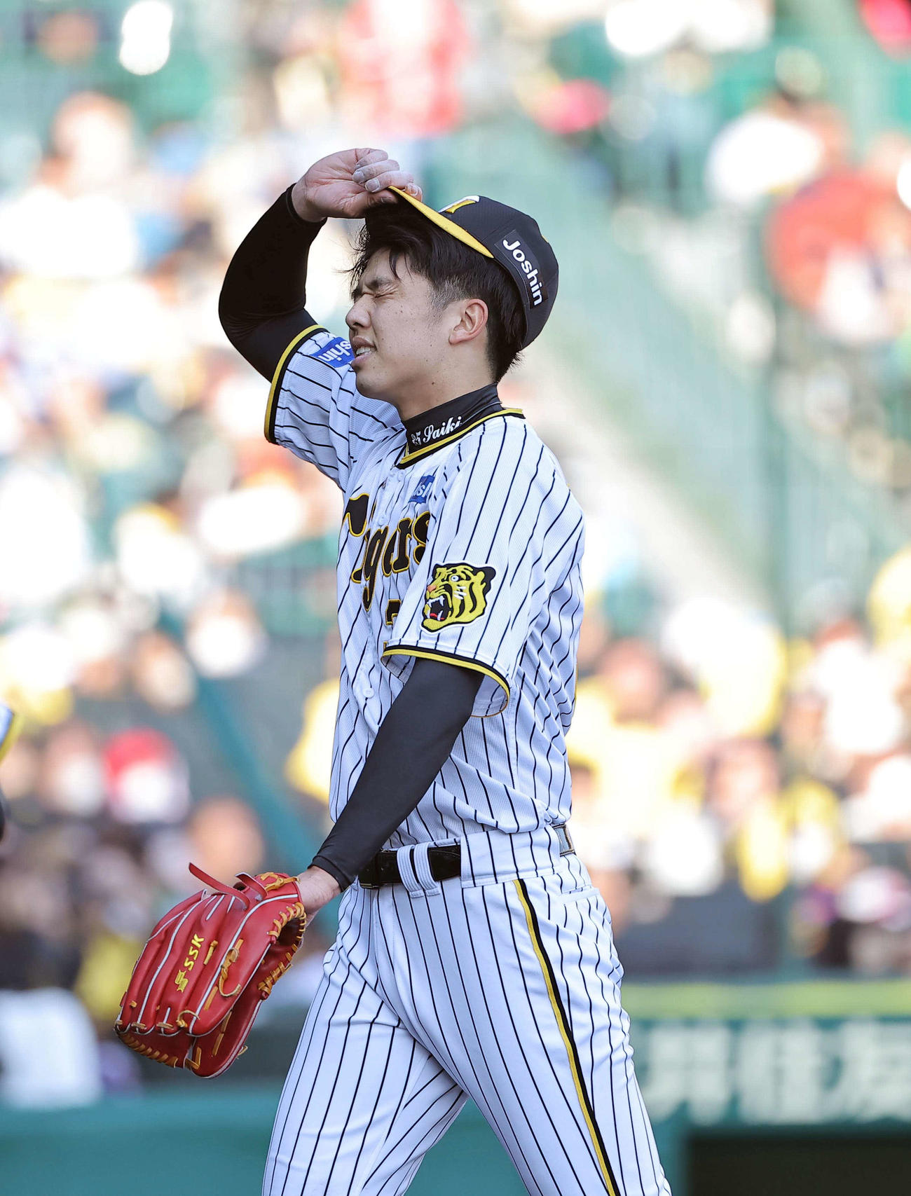 阪神対ヤクルト　7回、川端に同点適時二塁打を浴び、悔しげにベンチに戻る（撮影・上田博志）