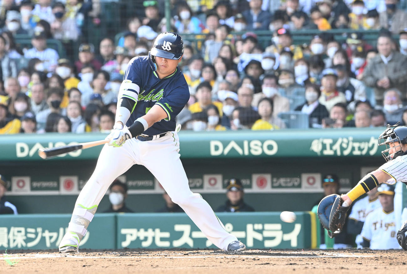 阪神対ヤクルト　6回表ヤクルト2死、村上は空振りの三振に倒れる（撮影・前岡正明）
