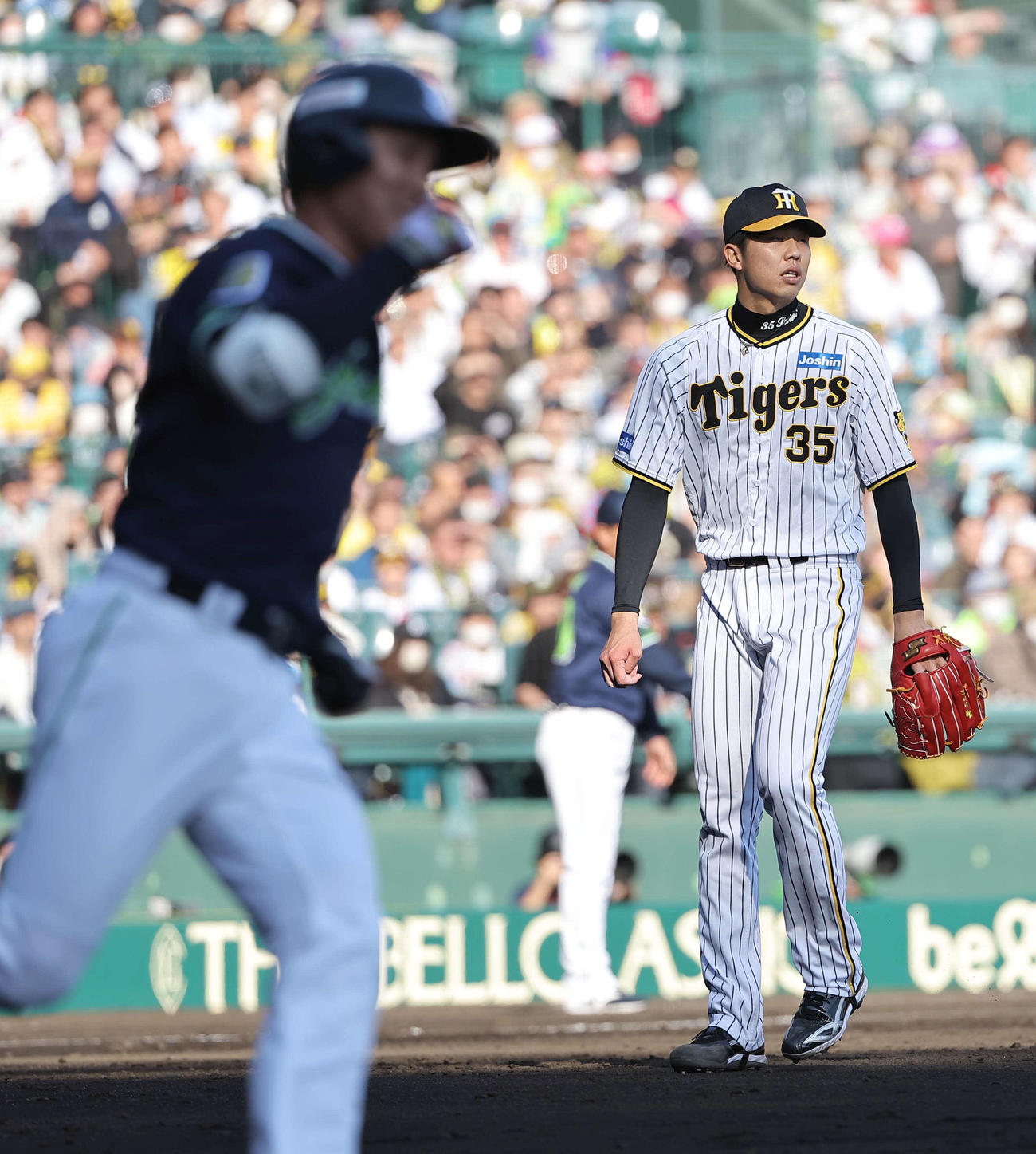 阪神対ヤクルト　7回表ヤクルト2死一、二塁、才木（右）は代打川端に右翼線へ同点適時二塁打を浴びる（撮影・上田博志）