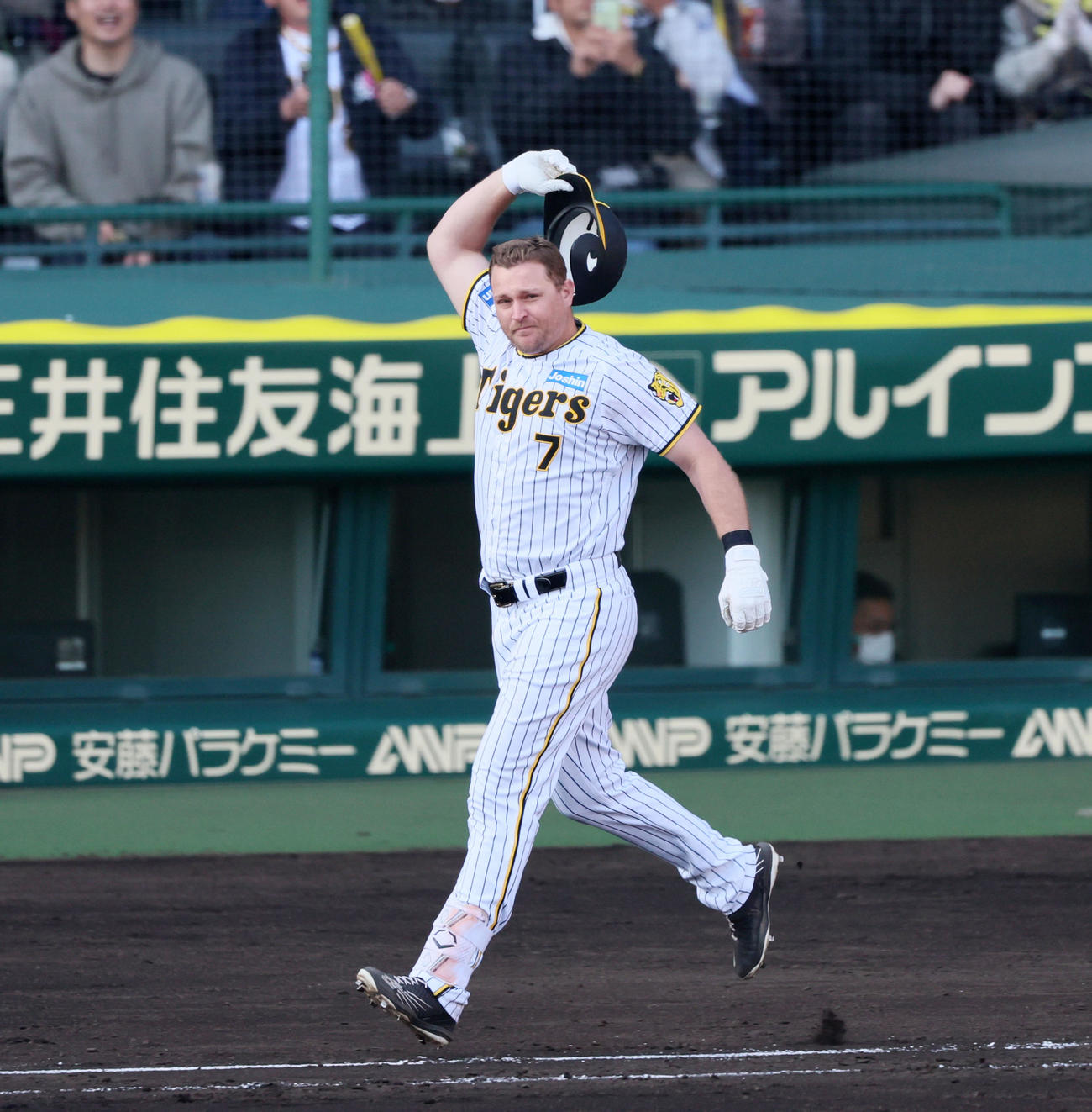 阪神対ヤクルト　7回裏阪神2死一、三塁、ノイジーは左飛を打ち上げ悔しさからヘルメットをグラウンドへ投げる（撮影・加藤哉）