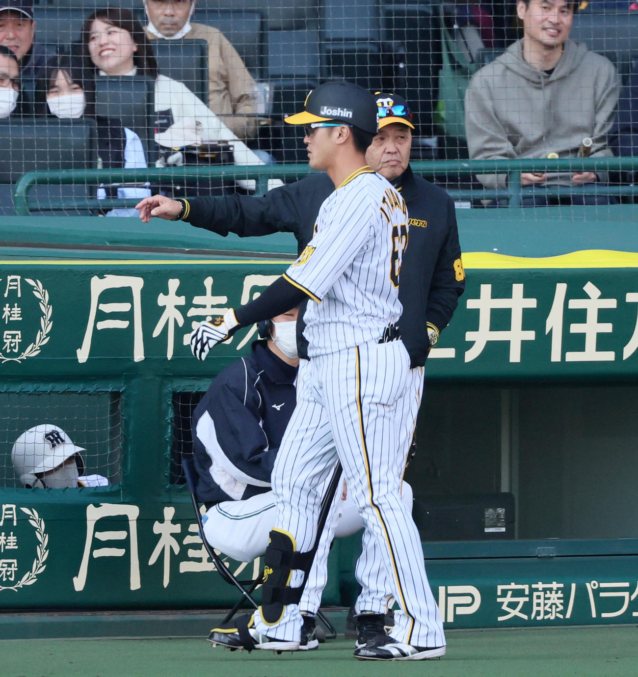 阪神対ヤクルト　8回裏阪神1死二塁、岡田監督は板山の代打原口を告げる（撮影・加藤哉）
