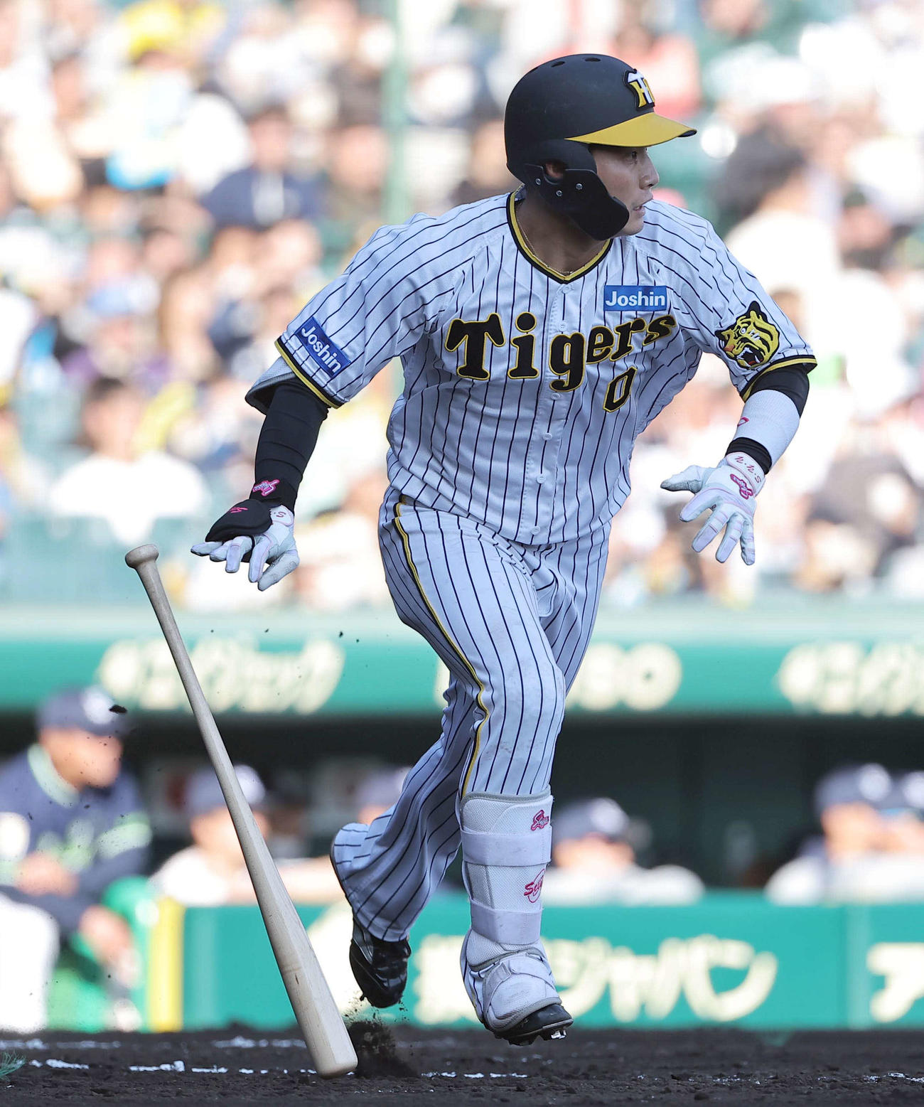 阪神対ヤクルト　7回裏阪神無死、中前打を放つ木浪（撮影・上田博志）