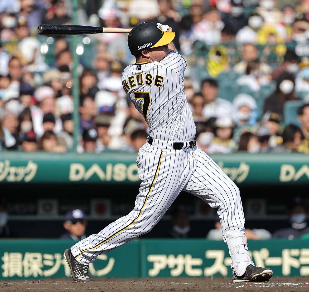 阪神対ヤクルト　5回裏阪神2死、ノイジーは左前打を放つ（撮影・上田博志）