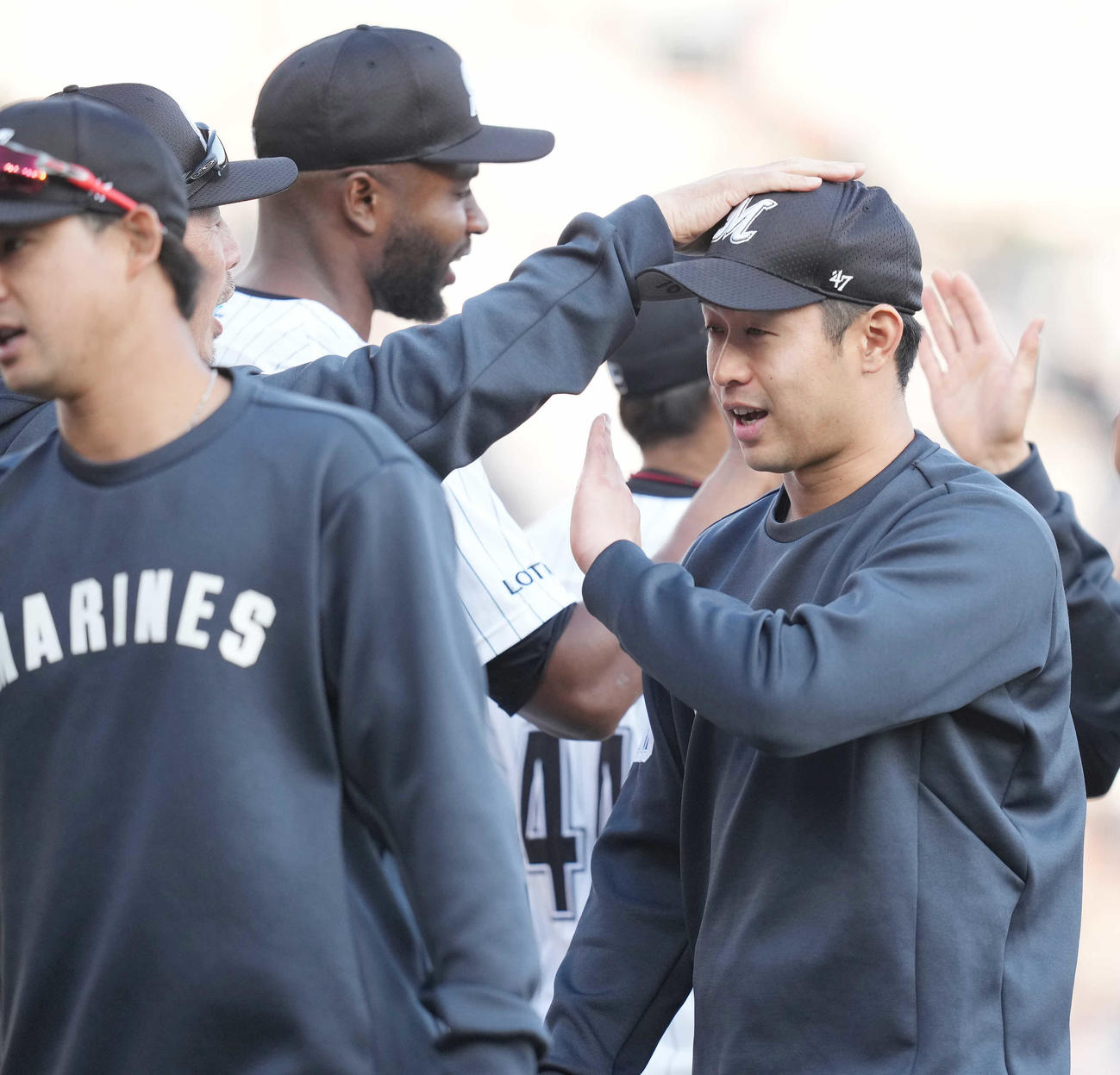 ロッテ対楽天　勝利投手のロッテ種市（右）は吉井監督から頭をなでられる（撮影・鈴木みどり）