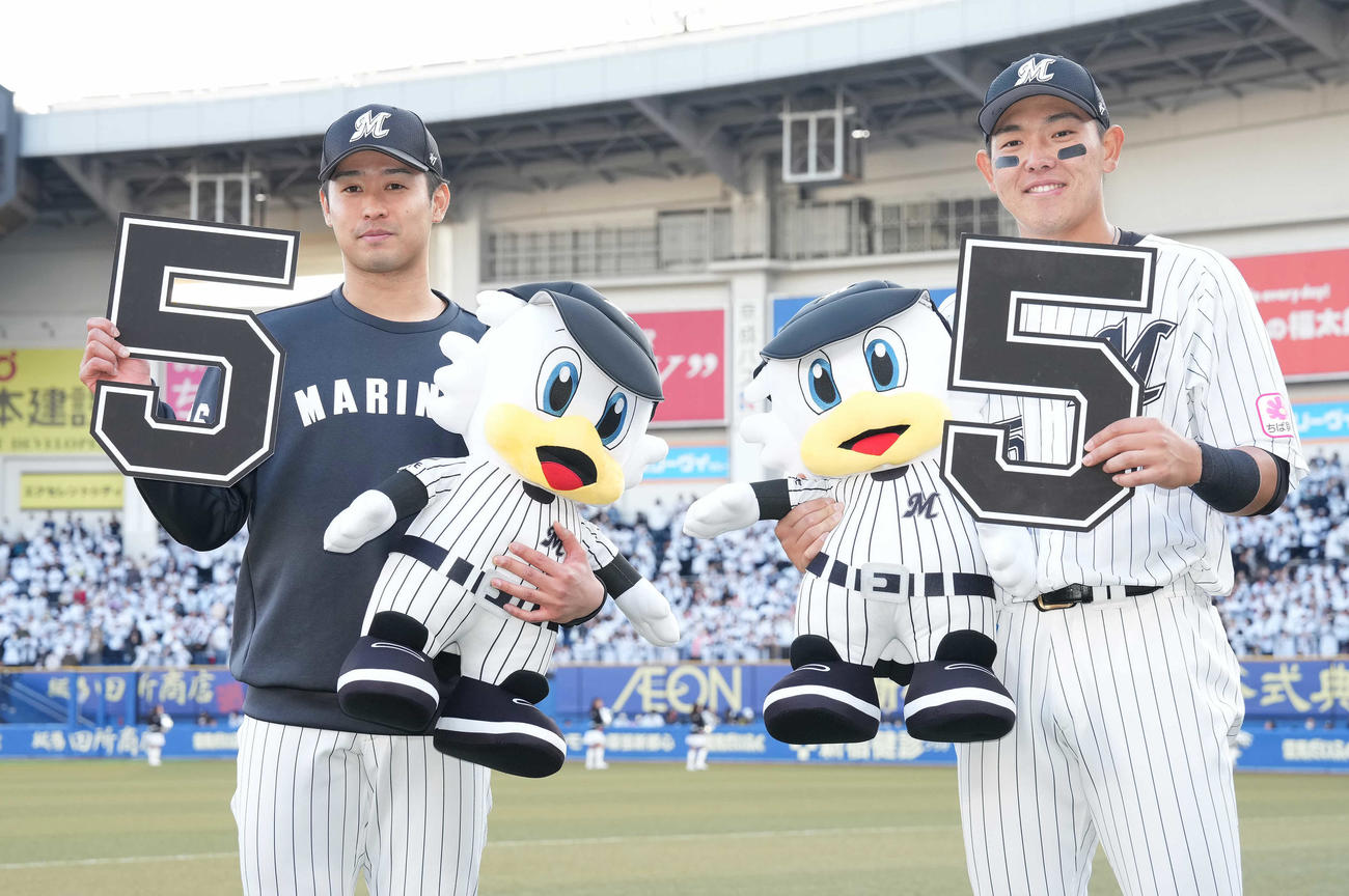 ロッテ対楽天　5連勝し、5を手に記念撮影するロッテ種市（左）と安田（撮影・鈴木みどり）