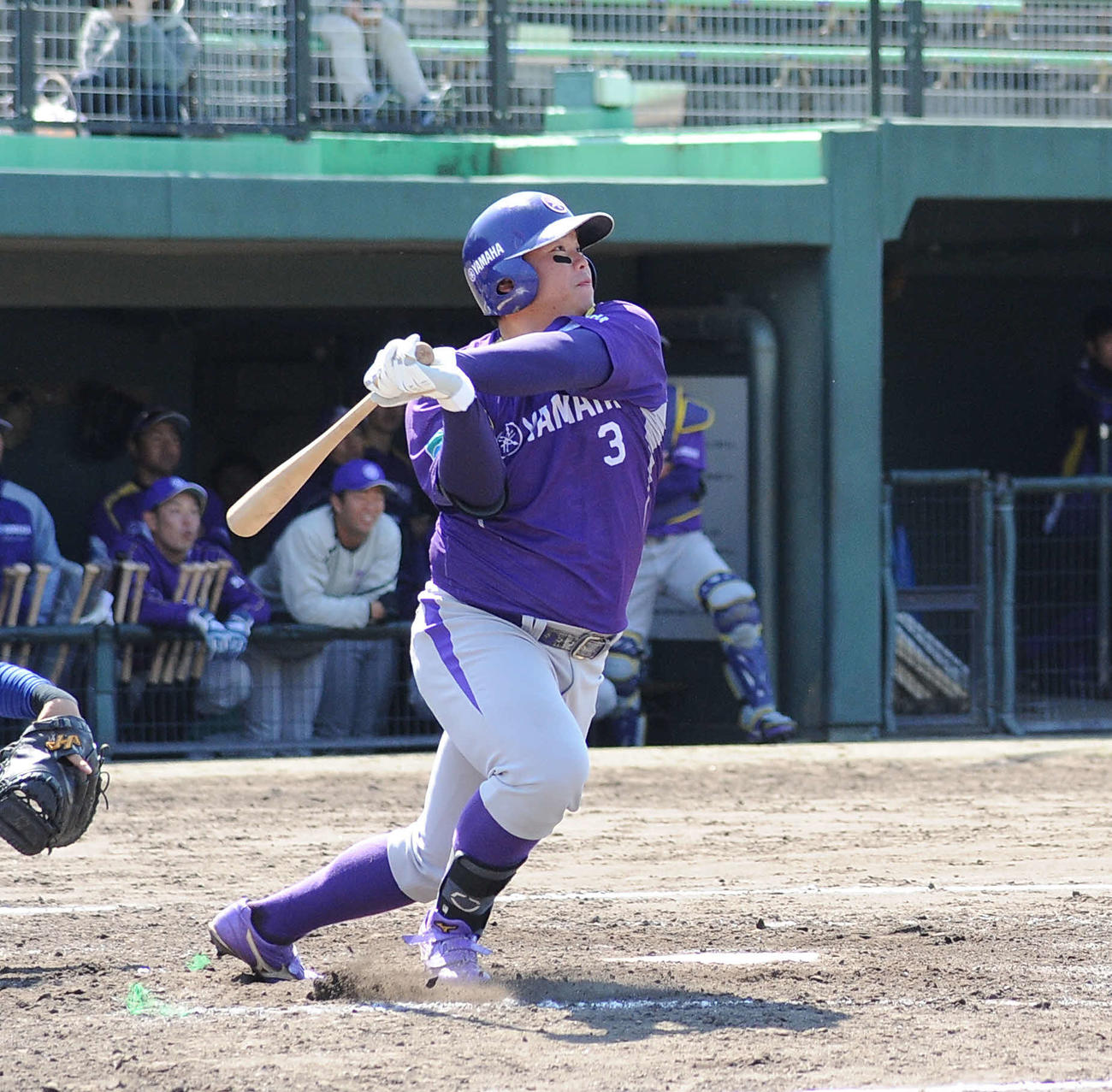4回裏、3点本塁打を放つヤマハの藤岡