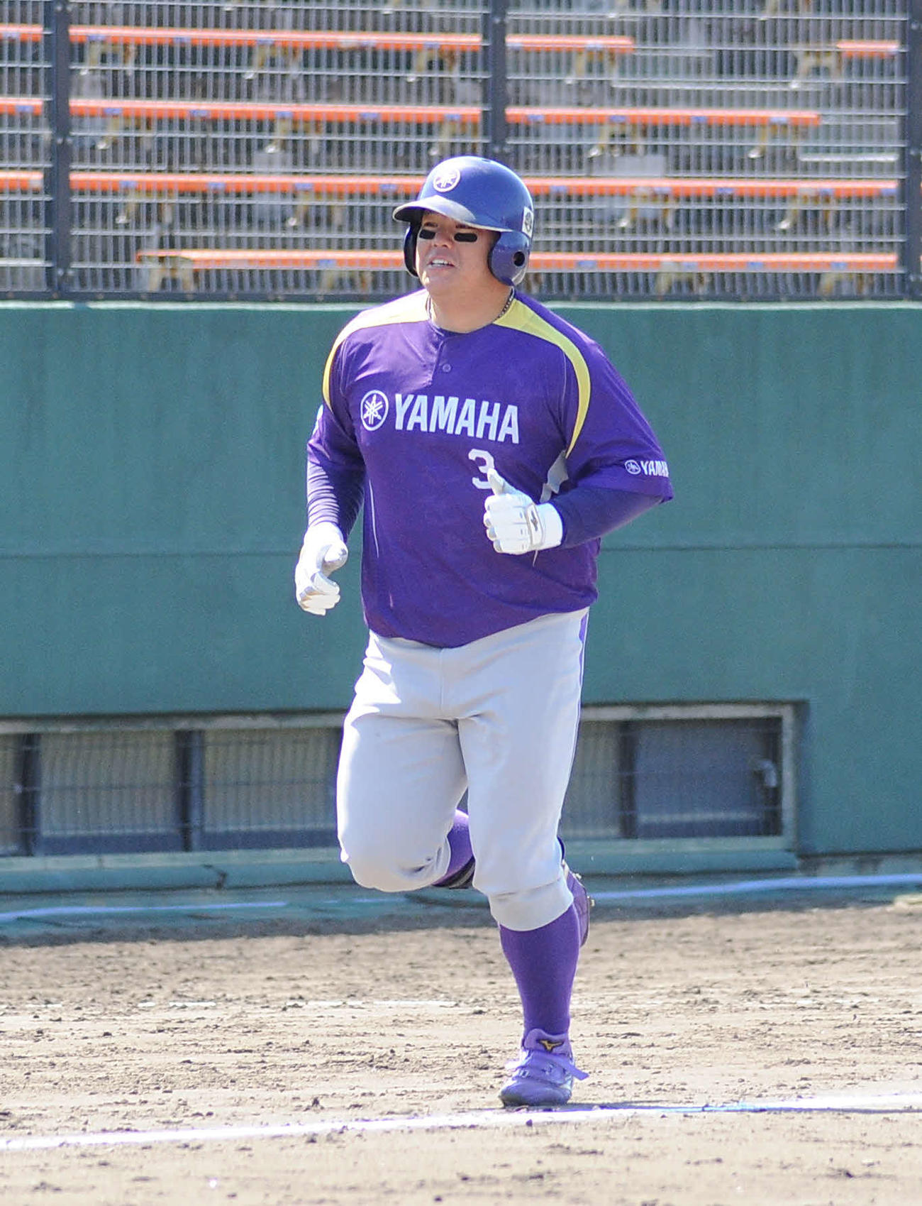 4回裏、3点本塁打を放ち三塁を回るヤマハの藤岡