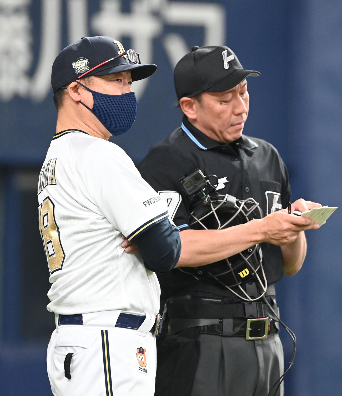 オリックス対日本ハム　7回を終え、選手の交代を告げるオリックス中嶋監督（撮影・和賀正仁）