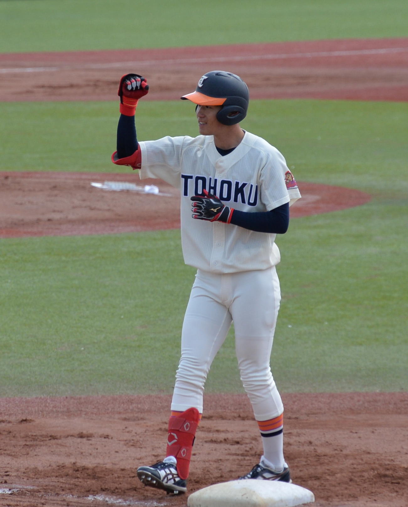 チーム初打点を挙げ、一塁上で笑顔を見せる東北福祉大・西村